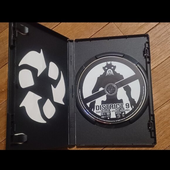 District 9 DVD (SCI-FI movie) - Picture 4 of 8